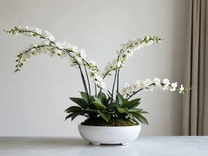 Изображение демонстрирует современный интерьер с аккуратно расположенными искусственными цветами рядом с живым растением, создавая визуальный вопрос о их влиянии на феншуй и гармонию дома. Подчеркивается дилемма использования неживых растений в дизайне.